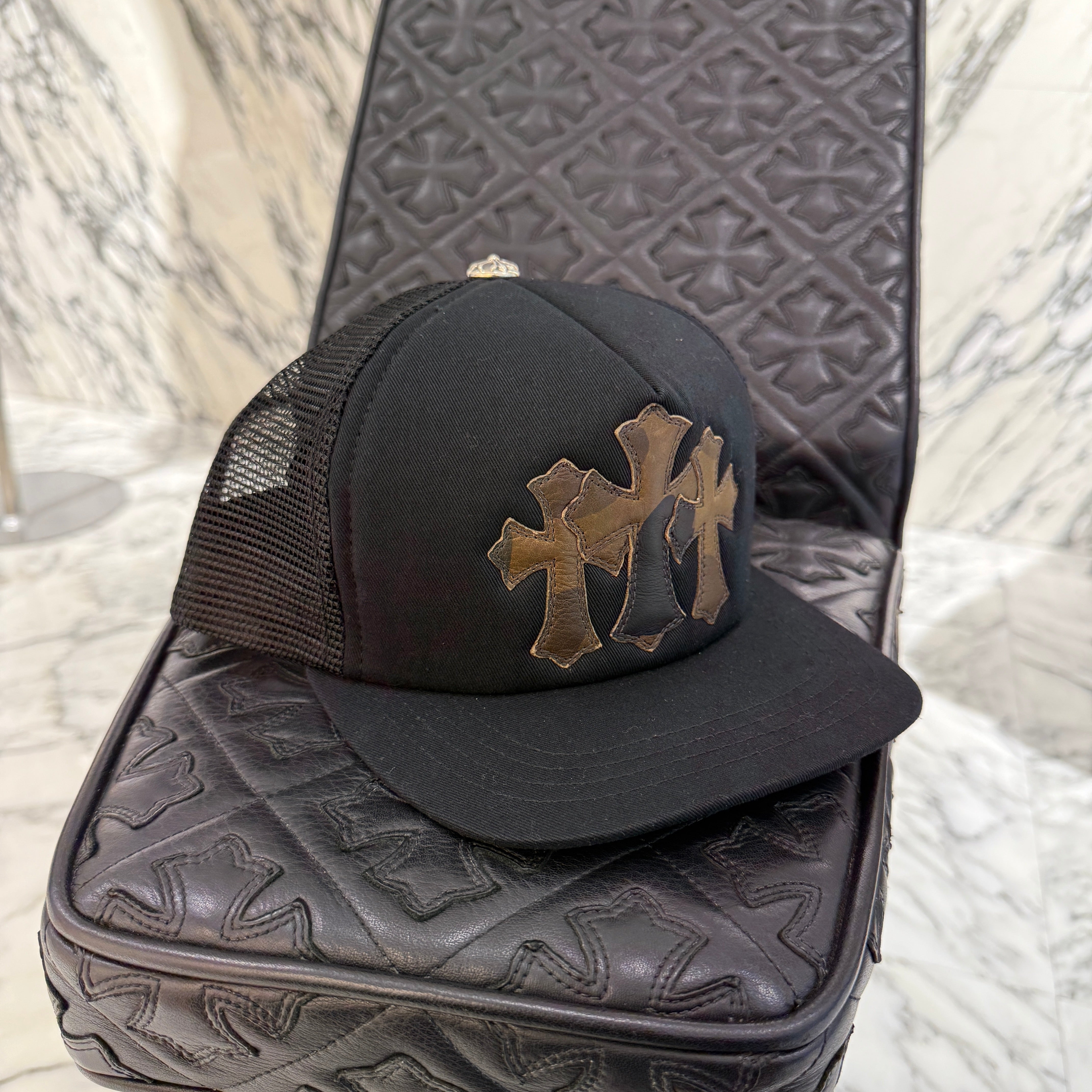 CHROME HEARTS Camo Triple Cross Leather Patch Trucker Cap ONE SIZE(51-61)クロムハーツ カモ トリプルクロス レザーパッチ トラッカーキャップ サイズONE SIZE(51-61)